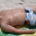 【ノンケデブ画像】ぽっちゃり兄ちゃん、浜辺で日焼け中！