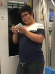 【ノンケデブ画像】電車の中でスマホを見ている若者を撮影しました。